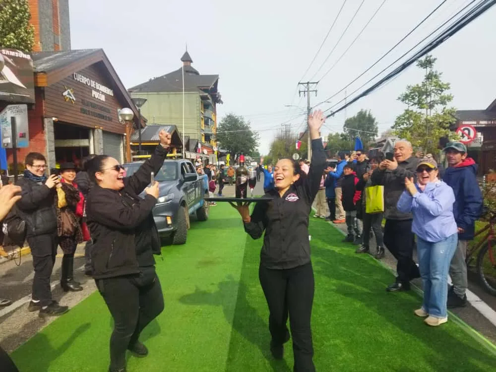 Garzones del Restaurant Campos se llevaron el oro y la “plata” en carrera puconina – Website de la Municipalidad de Pucón
