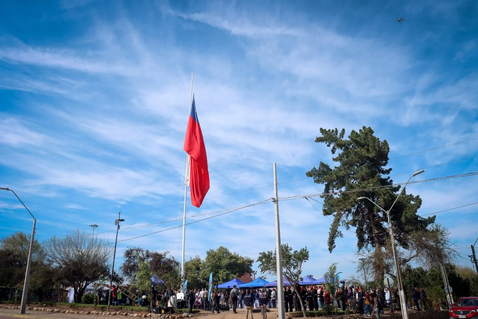 Villa Alemana parte septiembre con Izamiento de la Bandera Nacional de más de 12 metros de largo