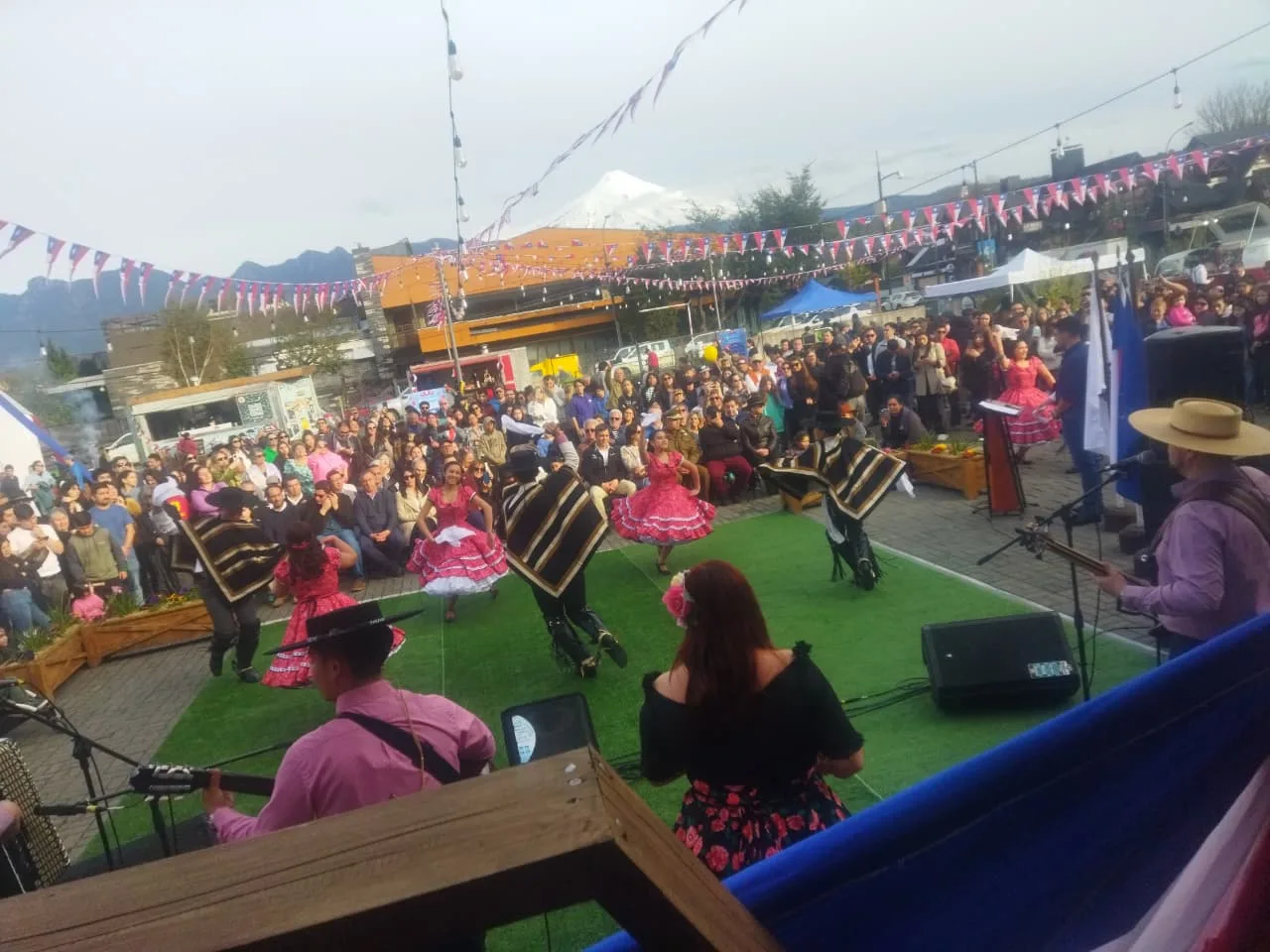Emprendedores inauguran amplia y cómoda feria para disfrutar en Fiestas Patrias – Website de la Municipalidad de Pucón
