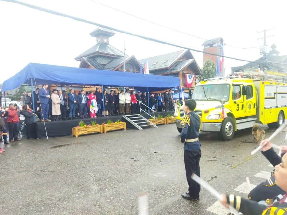 Una ocasional lluvia se hizo parte del colorido Desfile Cívico de Pucón – Website de la Municipalidad de Pucón